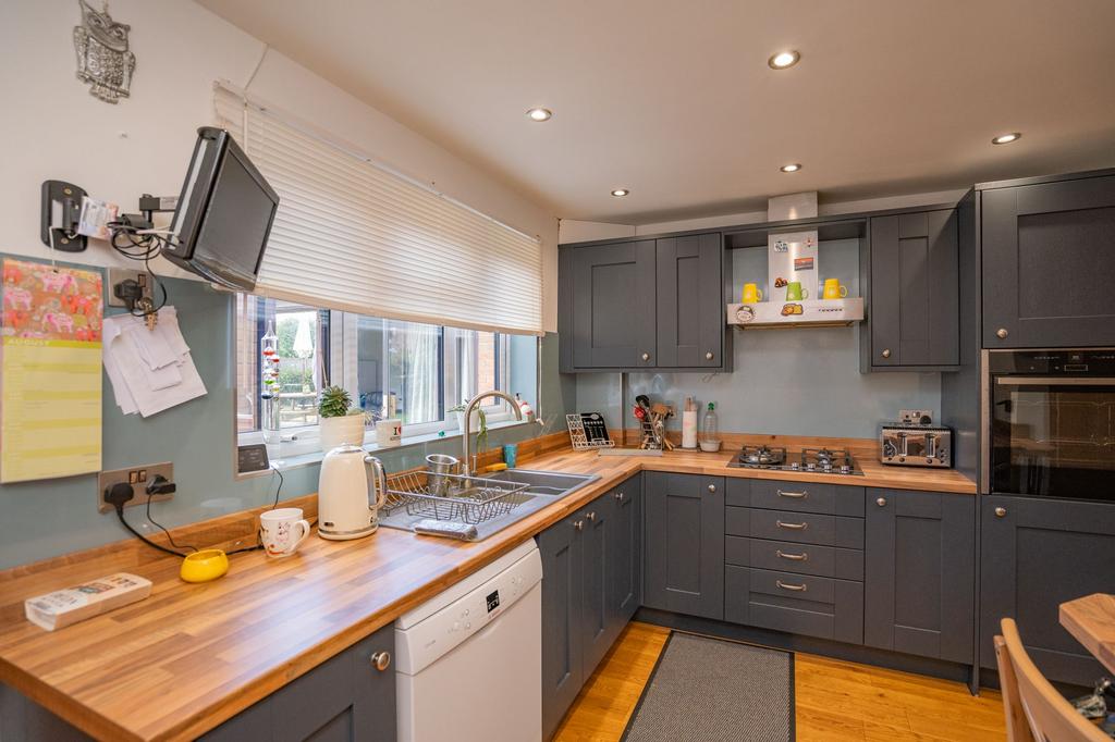 St. Marks Close, Evesham, WR11 5 bed detached house for sale £365,000