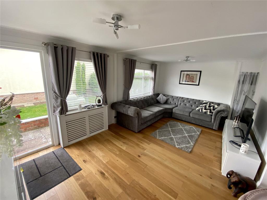 Main Road, Tower Park, Hullbridge, Essex, SS5 2 bed retirement property