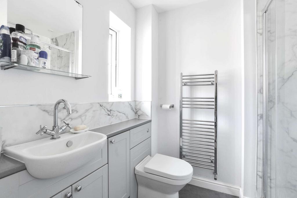 Ensuite to Bed 1