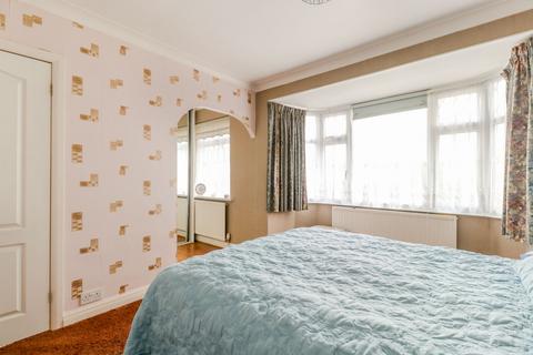1 Ravens Close, Enfield, EN1 3UR