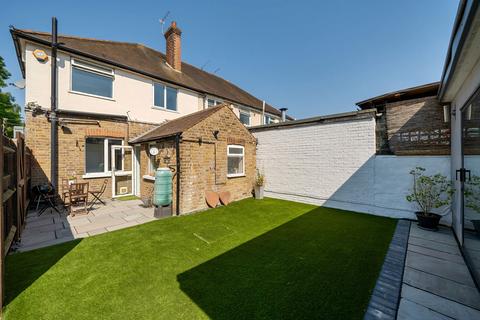 3 bedroom flat for sale - Mill Road, Esher, Surrey, KT10 8AS