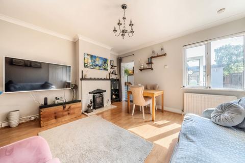 3 bedroom flat for sale - Mill Road, Esher, Surrey, KT10 8AS