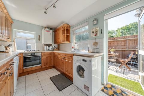 3 bedroom flat for sale - Mill Road, Esher, Surrey, KT10 8AS