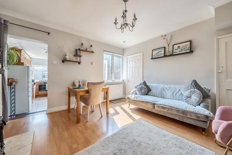 3 bedroom flat for sale - Mill Road, Esher, Surrey, KT10 8AS