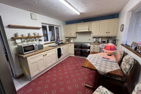 3 bedroom detached bungalow for sale, Marjorie Street Trealaw - Tonypandy