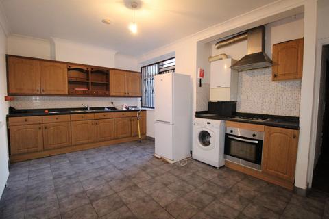 2 bedroom flat to rent, Romford Road, Manor Park, E12