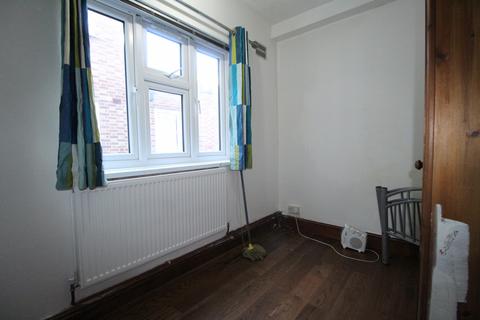 2 bedroom flat to rent, Romford Road, Manor Park, E12