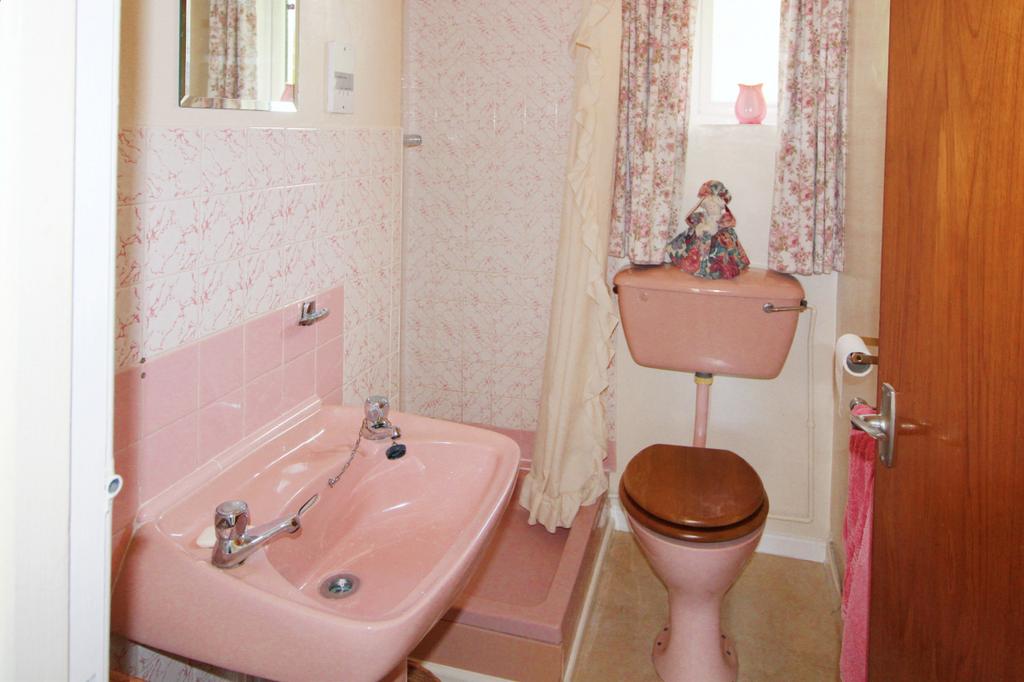 Detached Bungalow in Large Plot