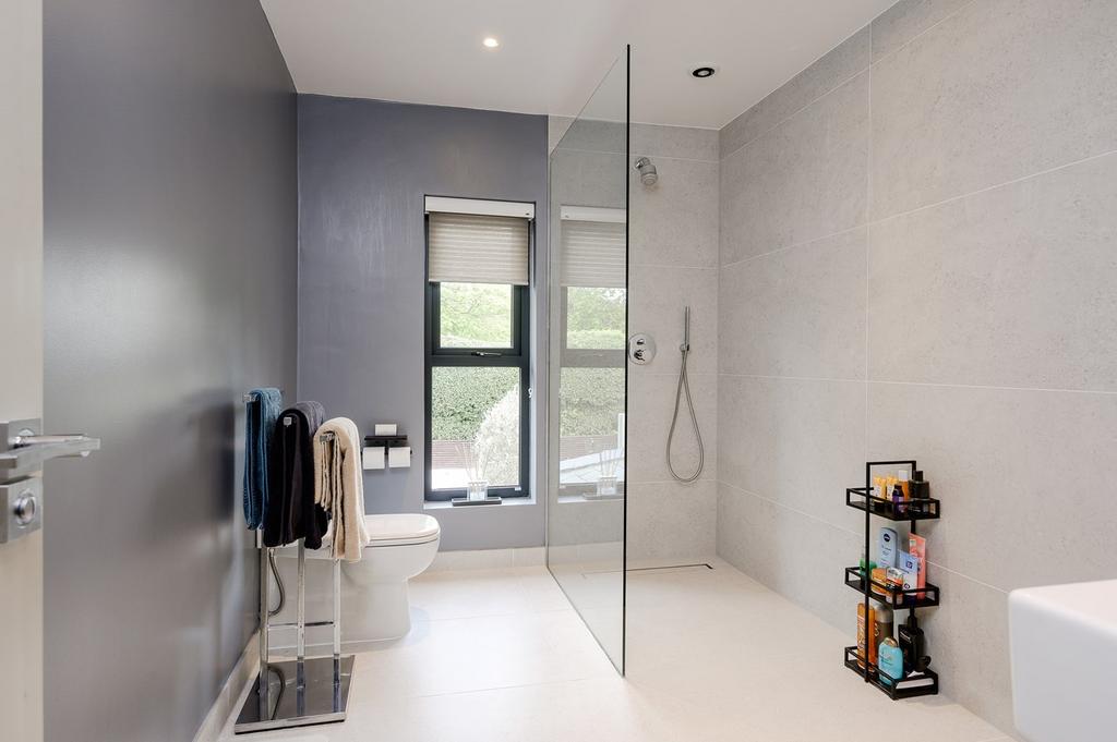 Family Bathroom 1