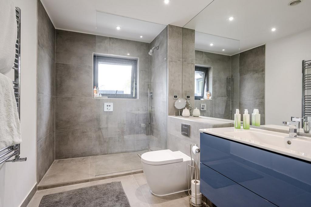 Family Bathroom 2