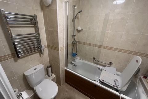 2 bedroom flat for sale, King Henry Lodge, Hall Lane, Chingford, E4