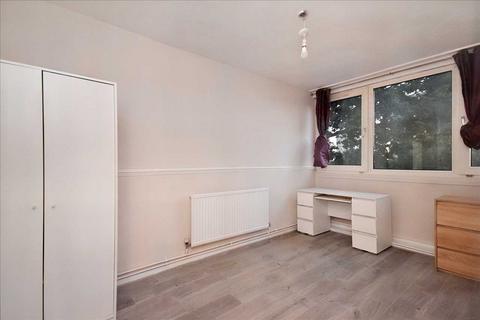 3 bedroom apartment to rent, Ibsley Gardens, Roehampton