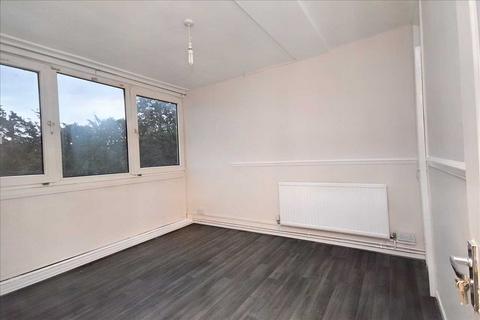 3 bedroom apartment to rent, Ibsley Gardens, Roehampton