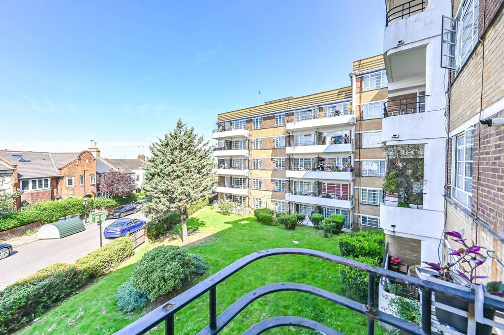 Dumbarton Court, Brixton Hill, London, SW2 1 bed flat for sale - £300,000