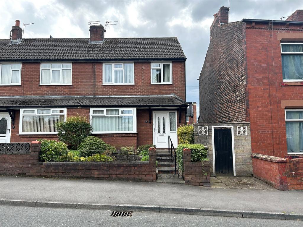 Robinson Street, Chadderton., Oldham... 3 bed end of terrace house £