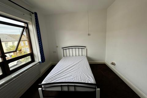 1 bedroom in a flat share to rent, Abbey Road,  Ilford, IG2