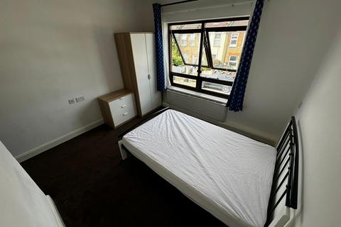 1 bedroom in a flat share to rent, Abbey Road,  Ilford, IG2