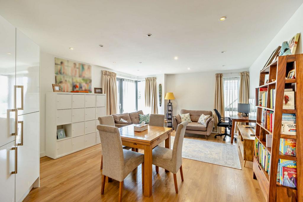 Caulfield Gardens, Pinner, HA5 2 bed apartment - £379,950