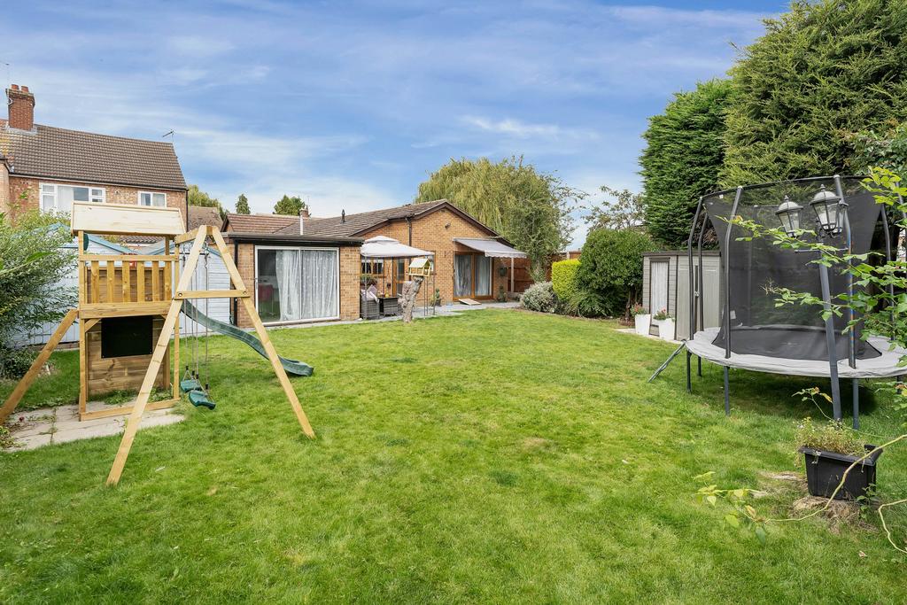 Mead Close, Peterborough, PE4 5 bed detached bungalow for sale £435,000