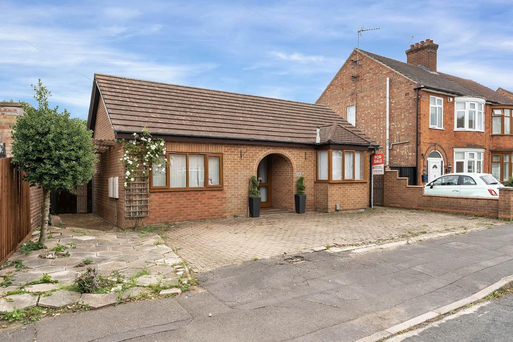 Mead Close, Peterborough, PE4 5 bed detached bungalow for sale £400,000