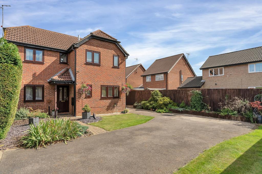 Redbridge, Werrington, Peterborough, PE4 3 bed detached house £300,000