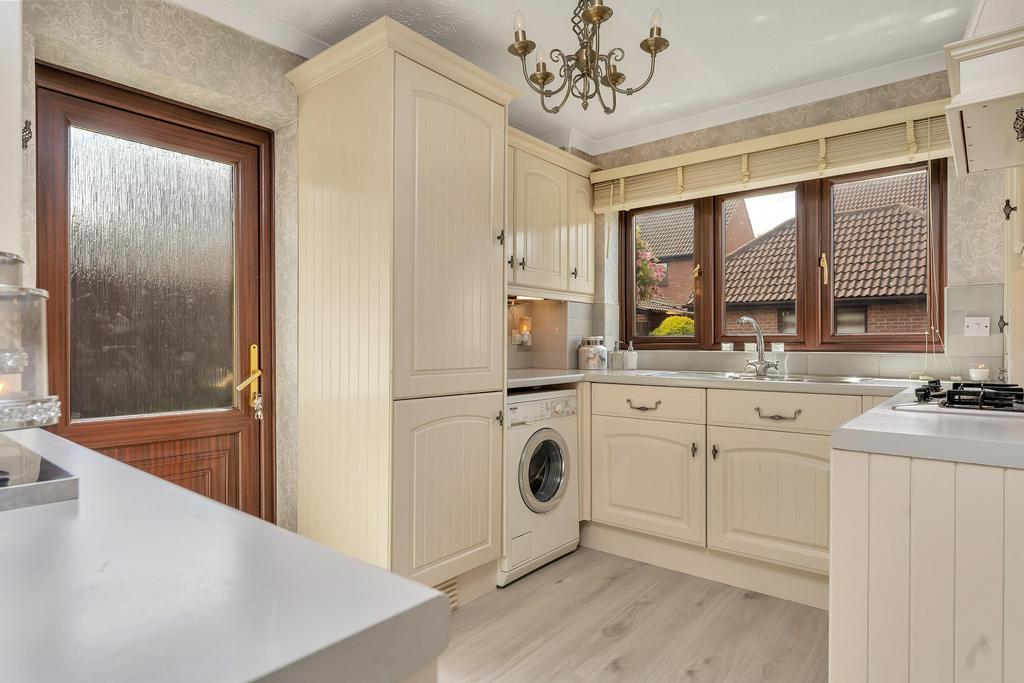 Redbridge, Werrington, Peterborough, PE4 3 bed detached house £300,000