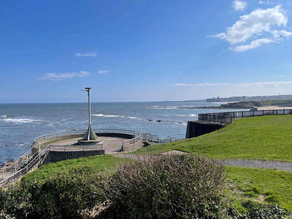 Cliff Row, Cullercoats. * HOLIDAY HOME * 2 bed terraced house to rent £4,563 pcm (£1,053 pw)