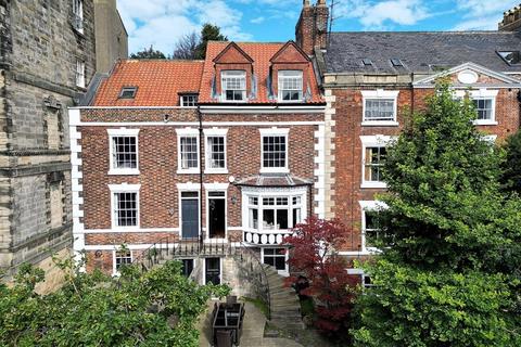 16 Bagdale, Whitby, YO21 1QS