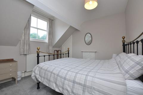 16 Bagdale, Whitby, YO21 1QS