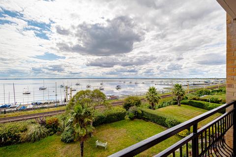 3 bedroom apartment for sale, Undercliff Gardens, Leigh-on-sea, SS9