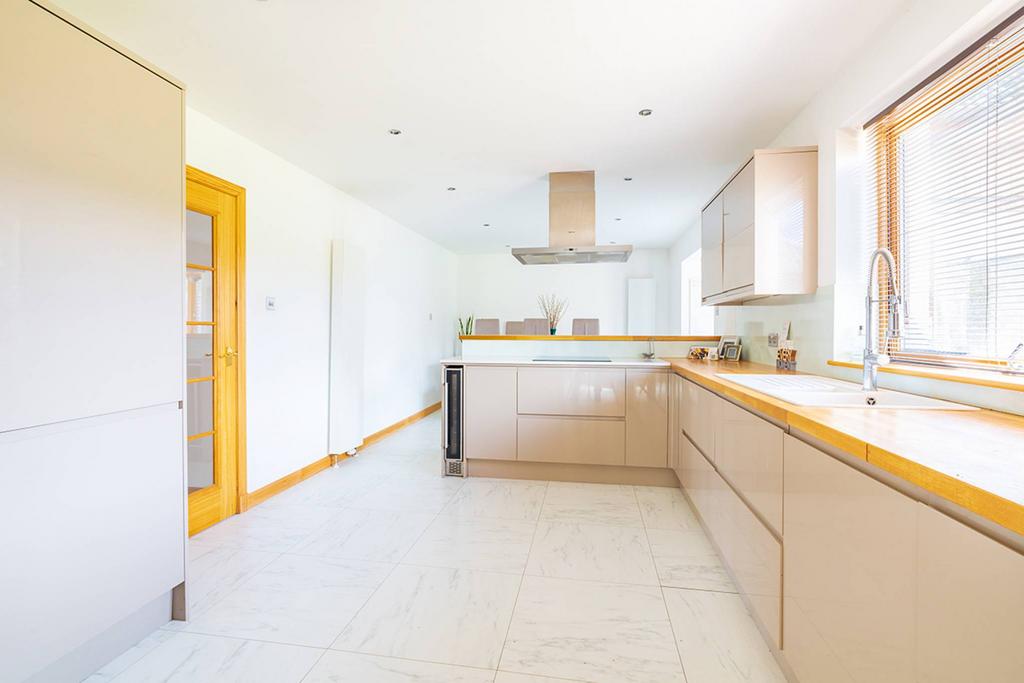 122 McIntosh Crescent, Dyce, Aberdeen, AB21 7AG 3 bed detached house