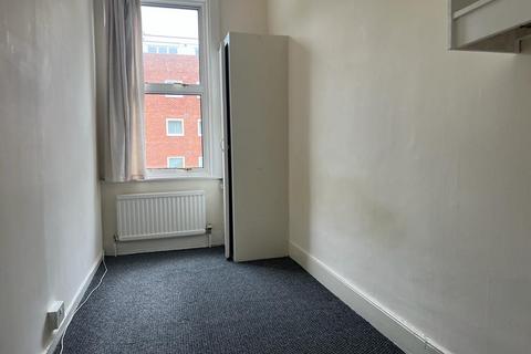 2 bedroom flat to rent, Spacious two bedroom flat on Wellesley Road, E11