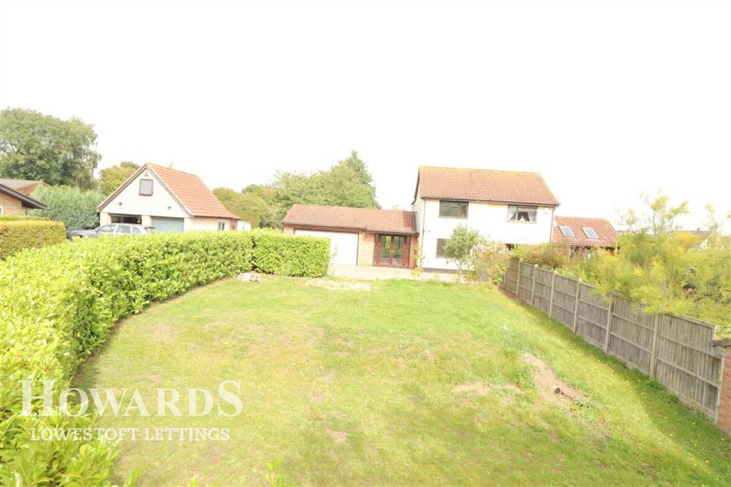 Wash Lane, Beccles 3 bed semidetached house £1,250 pcm (£288 pw)