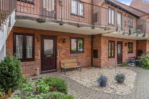 2 bedroom flat for sale - Town Bridge Court, Chesham, Buckinghamshire, HP5 1LN