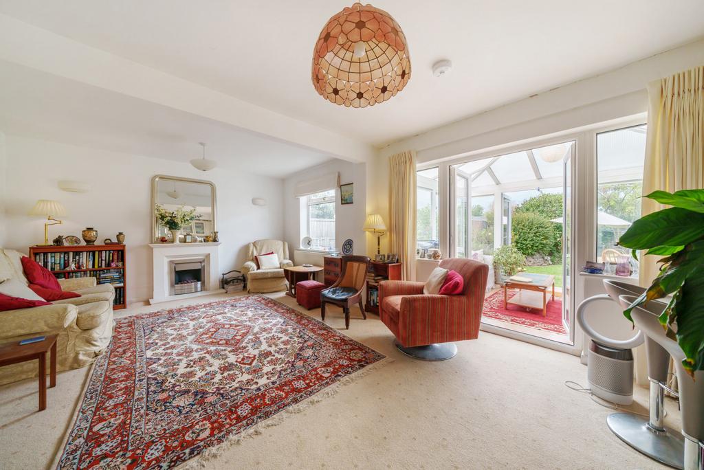 Lois Drive, Shepperton, TW17 3 bed bungalow for sale £665,000