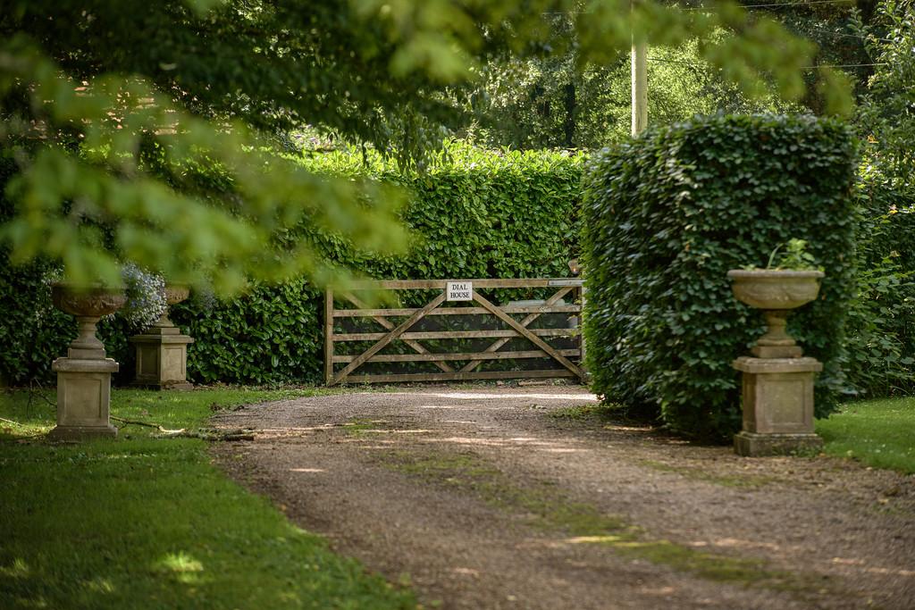 Gate