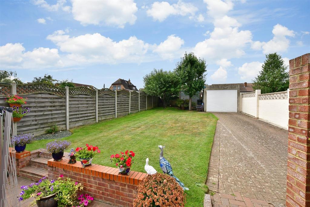 Lesley Close, Istead Rise, Kent 2 bed chalet for sale £465,000