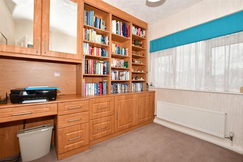 2 bedroom chalet for sale, Lesley Close, Istead Rise, Kent