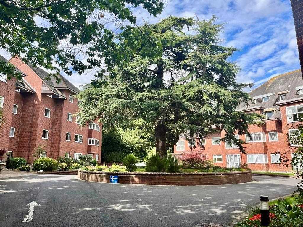162 Canford Cliffs Road, Poole 2 bed apartment to rent £