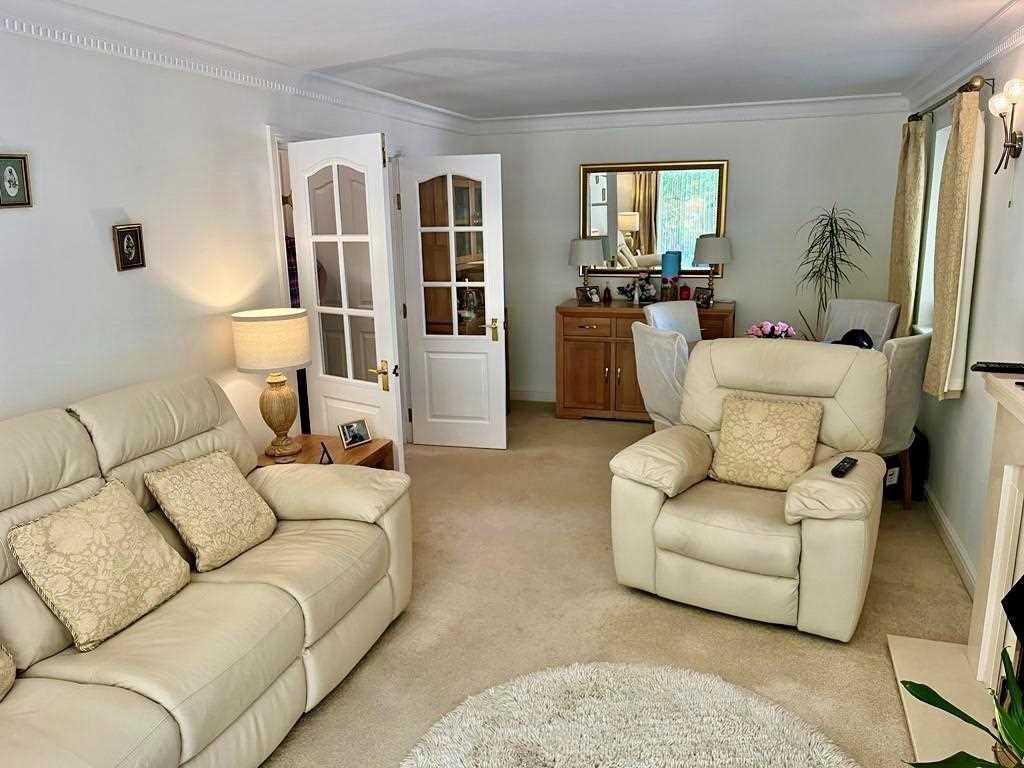 162 Canford Cliffs Road... 2 bed apartment £1,250 pcm (£