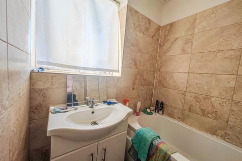 17 Chadwick Way, London, SE28 8NP