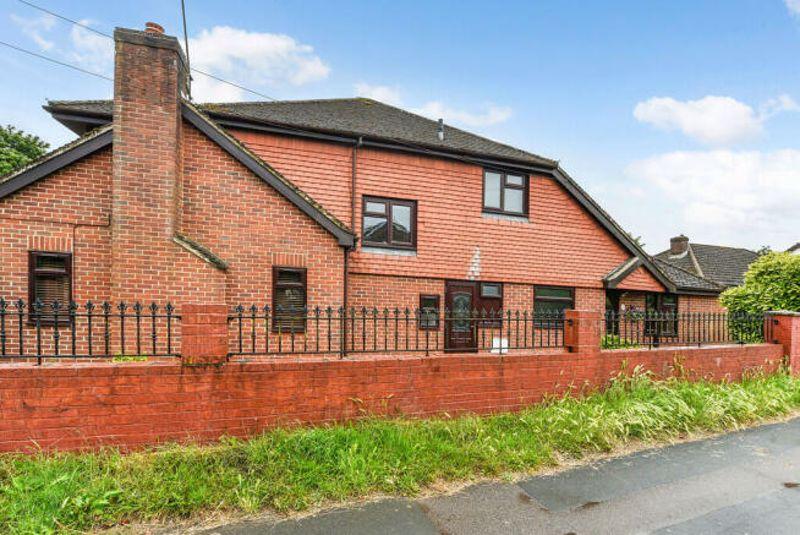 Greenfields Avenue, Alton 5 bed detached house £2,350 pcm (£542 pw)