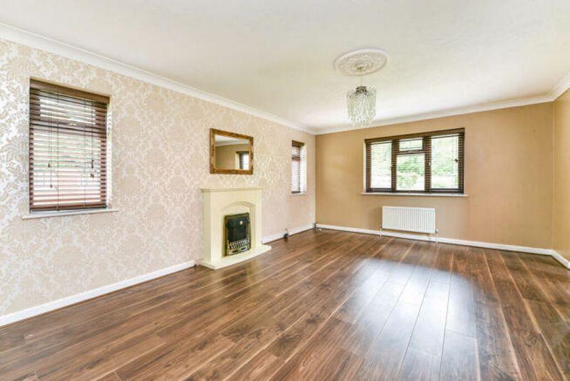 Greenfields Avenue, Alton 5 bed detached house £2,350 pcm (£542 pw)