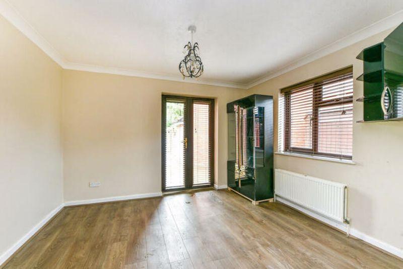 Greenfields Avenue, Alton 5 bed detached house £2,350 pcm (£542 pw)