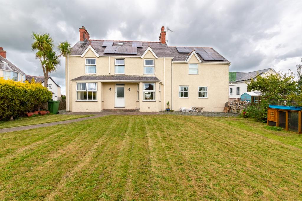 Amlwch Road, Benllech, Isle of Anglesey, LL74 5 bed detached house for