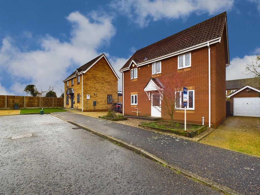 Fairfields, Cawston 3 bed detached house for sale £292,000