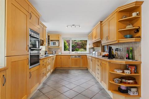 Brambledown, 3 Dene Close, Haslemere, GU27 2PU