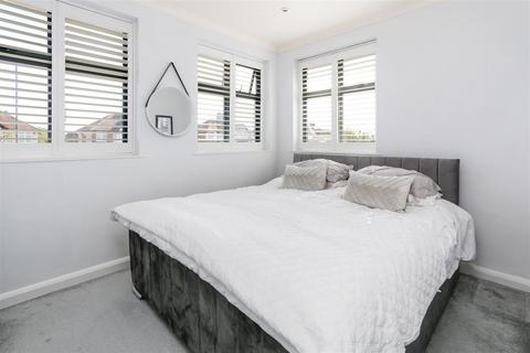 93 Greenway, Chislehurst, BR7 6JG