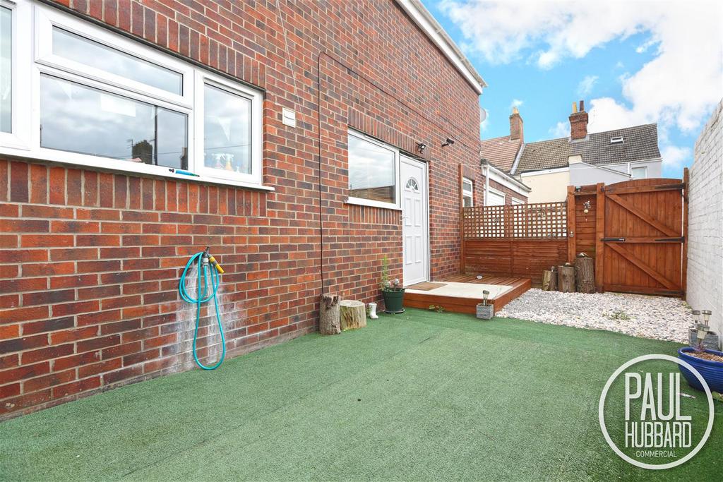 Norwich Road, Lowestoft, NR32 2 bed end of terrace house £150,000