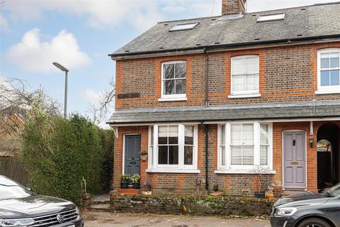3 bedroom house to rent, Albion Road, Reigate - PERIOD FEATURES